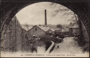 Carte postale ancienne éditeur Artaud et Nozais (n°100) : L'usine de la Grande Palud vue du pont, environs de Landerneau