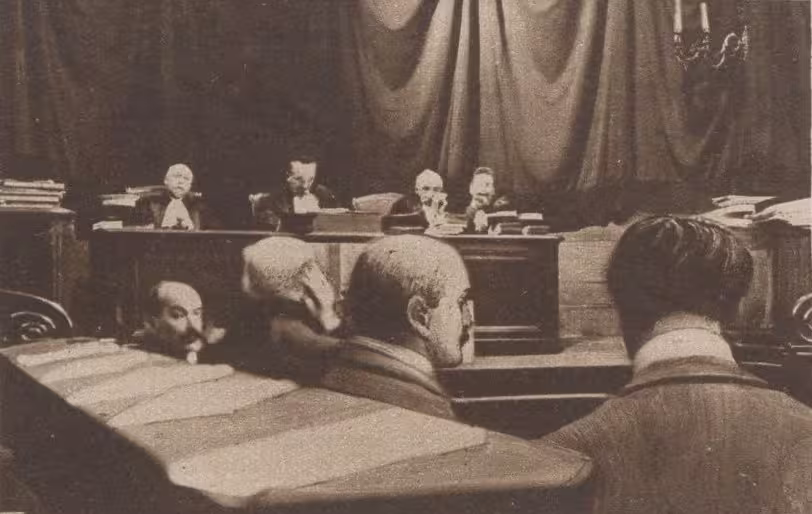 La salle des assises du Finistère à Quimper Photographie de presse, Le Miroir (novembre 1919) : Intérieur de la salle des Assises du Finistère à Quimper, vue sur la cour et les juges lors du procès Cadiou