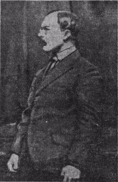 Pierre pendant son interrogatoire
29 octobre 1919 Photographie de presse, Le Petit Parisien (octobre 1919) : L'ingénieur Louis Pierre debout au banc des accusés, répondant à l'interrogatoire du président aux Assises du Finistère