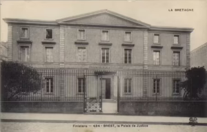 Carte postale ancienne éditeur M.T.I.L. Maurice Tesson Imprimeur Limoges, (n°434) : vue de la façade du Palais de Justice de Brest, Finistère. Ce tribunal a accueilli les premières phases de l'instruction de l'affaire Cadiou
