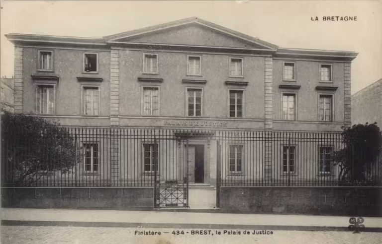 Carte postale ancienne éditeur M.T.I.L. Maurice Tesson Imprimeur Limoges, (n°434) : vue de la façade du Palais de Justice de Brest, Finistère. Ce tribunal a accueilli les premières phases de l'instruction de l'affaire Cadiou