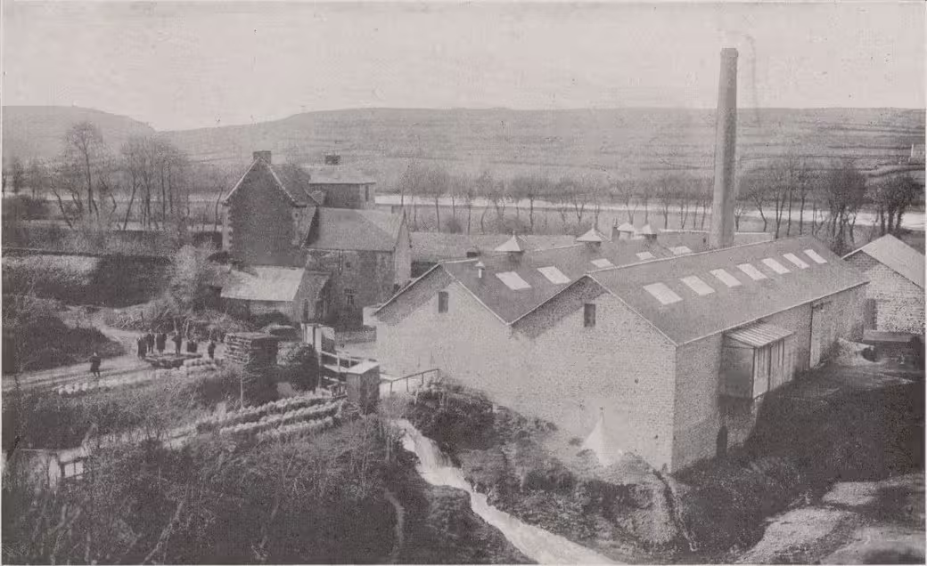 L'usine Cadiou, à la Grande-Palue. Photographie de presse, Le Monde Illustré (avril 1914) : Vue panoramique du site de la Grande Palud montrant l'usine, le manoir et les bords de la rivière Élorn