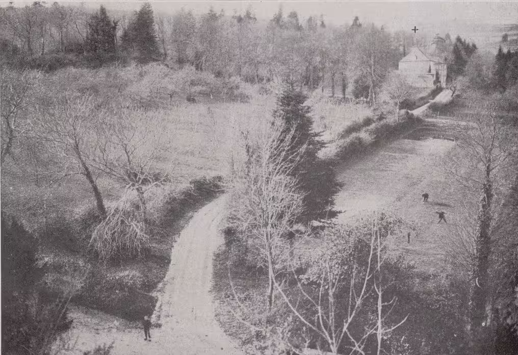 Quel est celui de ces chemins que M. Cadiou a choisi en sortant de l'usine le 30 décembre ?
+ Maison de Pierre et le moulin
| Endroit où se trouvait le pâtre Boulben Photographie de presse, Le Monde Illustré (avril 1914) : Reconstitution des trajectoires possibles de Louis Cadiou à sa sortie de l'usine, entre la maison de Louis Pierre et le champ du pâtre Boulben