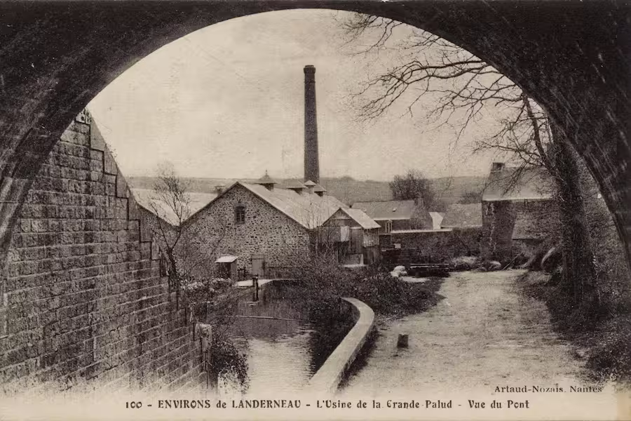 Carte postale Artaud et Nozais (n°100) : Environs de Landerneau, l'Usine de la Grande Palud vue du pont, vers 1914