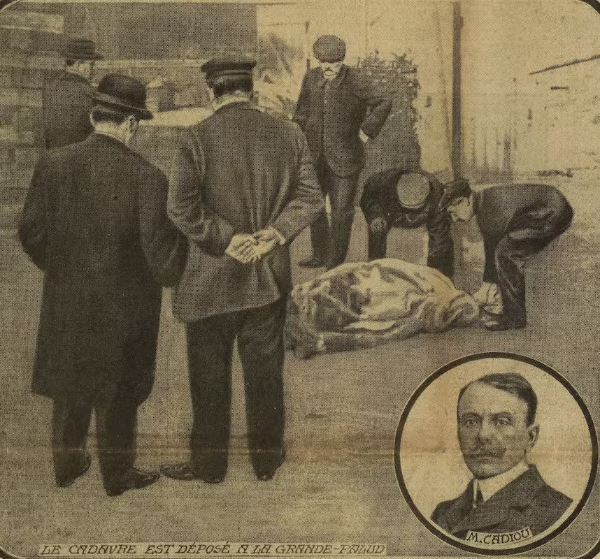 Le cadavre déposé à la Grande-Palud
7 février 1914 Photographie de presse, Excelsior (février 1914) : Le corps de Louis Cadiou déposé dans la cour de l'usine de la Grande Palud pour les constatations judiciaires, portrait de Louis Cadiou en médaillon