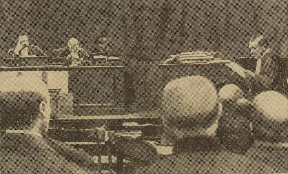 Me Henri-Robert qui assume la défense de l'accusé
29 octobre 1919 Photographie de presse, Excelsior (octobre 1919) : vue de la salle d'audience avec la cour à gauche et Maître Henri Robert, avocat de la défense de l'ingénieur Louis Pierre, à droite