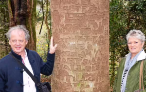 Gilles Salaün et Martine Guen devant un hêtre au lieu-dit « Le trou à Cadiou », montrant les inscriptions d'époque gravées dans l'écorce. Photo Le Télégramme, 2015
