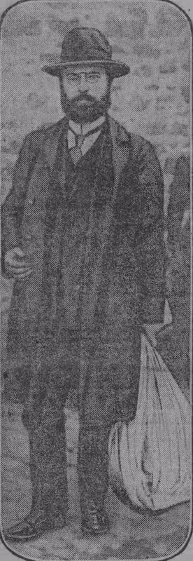 L'ingénieur Pierre photographié à sa sortie de prison. Il tient à la main le sac contenant ses objets personnels
27 mai 1914 Photographie de presse, Le Journal (mai 1914) : Portrait de l'ingénieur Louis Pierre à sa sortie de prison après 110 jours de détention préventive