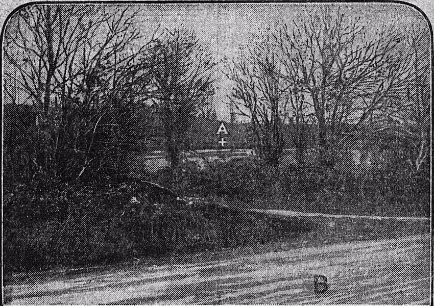 La croix (A) indique l'endroit où fut découvert le corps de M. Cadiou. (B) La route de Brest à Landerneau. Dans l'hypothèse d'un crime commis ailleurs que dans la région, cette vue prouve qu'il était facile d'apporter le cadavre à l'endroit où il fut trouvé.
28 octobre 1919 Photographie de presse, Le Matin (novembre 1919) : vue du lieu de la découverte du corps de Louis Cadiou. Une croix (A) indique l'emplacement du corps et la lettre (B) désigne la route de Brest à Landerneau