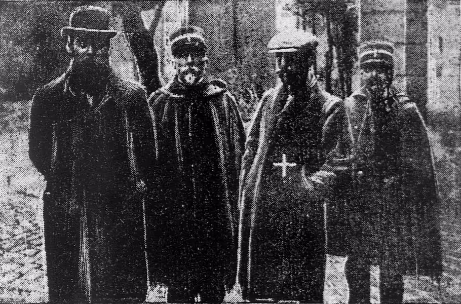 L'ingénieur Pierre, marqué d'une croix, et son avocat
21 février 1914 Photographie de presse, l'Ouest-Éclair (février 1914) : l'ingénieur Louis Pierre escorté par deux gendarmes et accompagné de son avocat Maître Ernest Feillard lors de l'instruction de l'affaire Cadiou